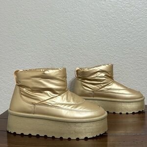 Wild Diva Gold Metallic Platform Sherpa Boots  Size 7